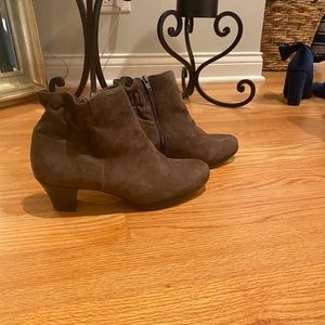 Munro Alfie superior comfort suede bootie!